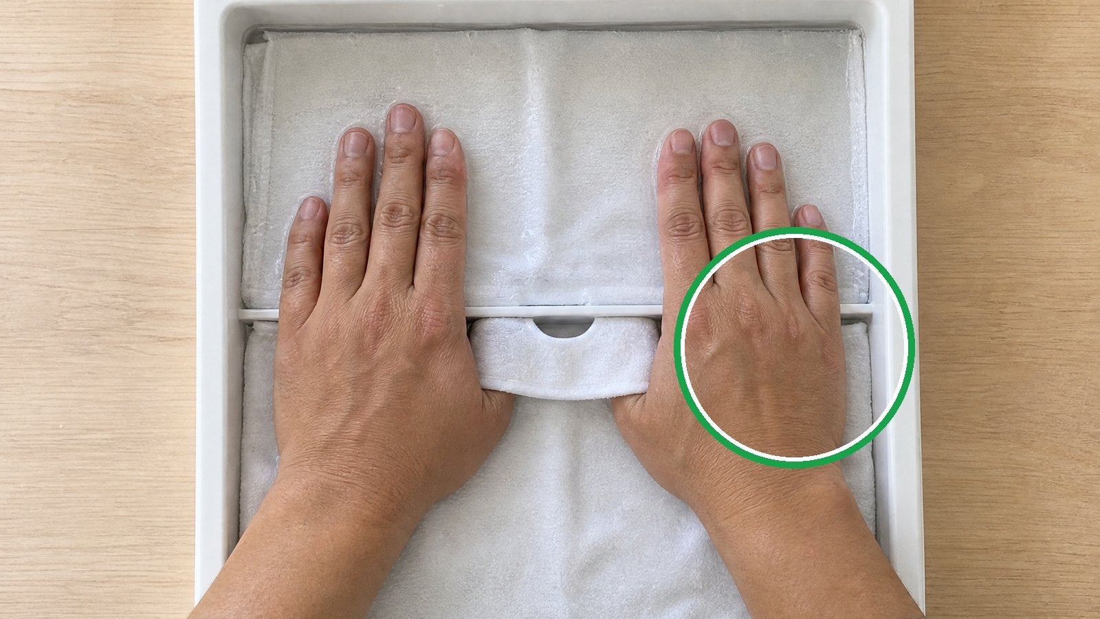 Both hands resting in Secca One